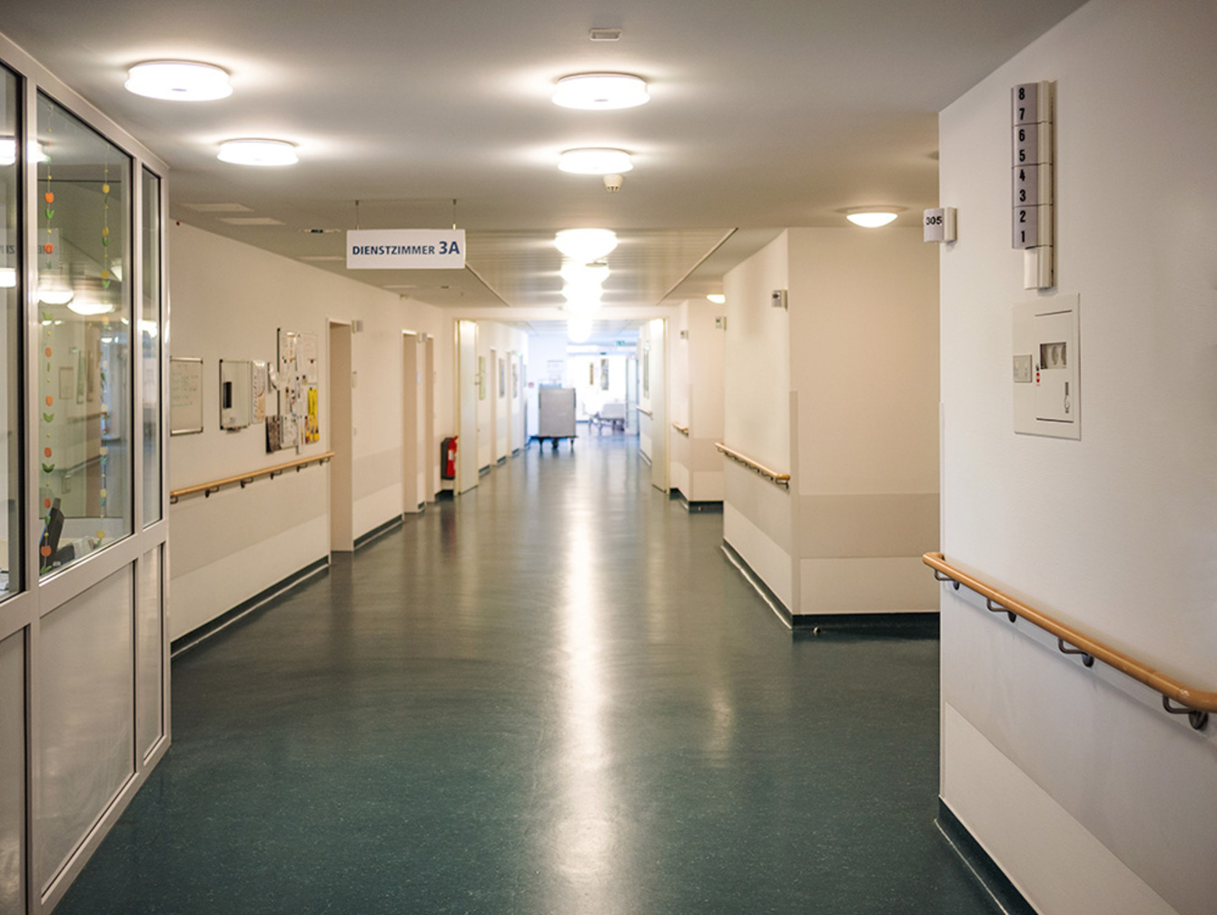 Feststell&shy;anlagen bei SES Solar-, Elektro- und Sanitärtechnik GmbH in Magdeburg